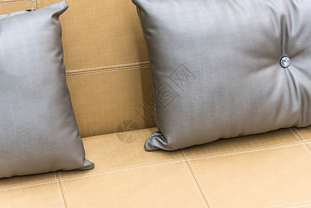 枕头灰色在床上棕色或 bedroo 米色房子音调房间家具公寓卧室长椅织物装潢窗帘图片