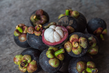 在水果市场 在果实市场 以果美皇后为园艺山竹木头皮肤生产情调桌子饮食热带食物紫色图片