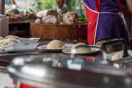 在街边食物中用鸡汤蒸饭的稻米早餐蔬菜烹饪盘子文化午餐男人街道餐厅黄瓜图片