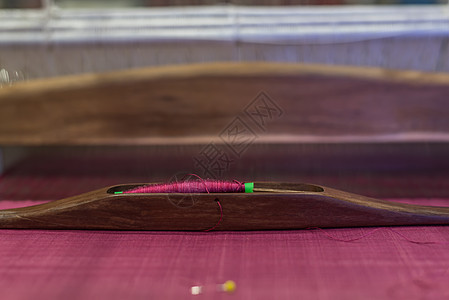 编织泰国 sil 的传统织机生产丝绸刺绣手工戏服木头工具细绳纤维机器图片