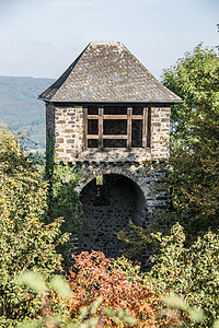 德国最好的保存城堡蓝色防御塔废墟拱道石头石工爬坡绿色堡垒夹石图片