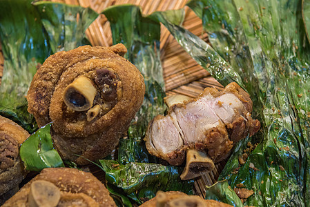 泰国街头食品市场上的烤猪指关节蔬菜噼啪午餐街道皮肤美食文化早餐篮子盘子图片