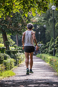 男子在户外公园跑步运动图片