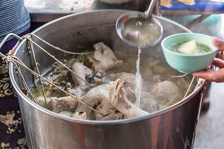 在街边食物中用鸡汤蒸饭的稻米蒸汽街道盘子蔬菜美食辣椒黄瓜文化餐厅午餐图片