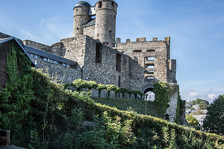 德国最好的保存城堡堡垒石工爬坡绿色废墟防御塔中产阶级天空王朝灰色背景图片