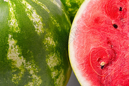 新鲜有机绿色西瓜和半片配红质的西瓜切片食物小吃农业种子茶点饮食水果营养甜点宏观图片