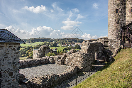 德国最好的保存城堡蓝色绿色历史废墟石工拱道夹石石头天空灰色背景图片