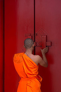 泰国修士和佛教寺庙 gat建筑仪式佛教徒藏红花宗教长袍文化冥想橙子生活图片