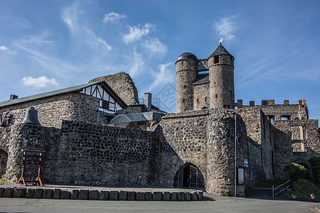 德国最好的保存城堡王朝堡垒历史夹石废墟中产阶级灰色石工绿色防御塔背景图片