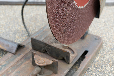 工人切割金属车轮作坊生产力量技术圆圈制造业工厂工作机械图片