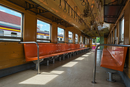 泰国火车的客舱民众铁路扶手木头窗户运输机器车站旅行工程师图片