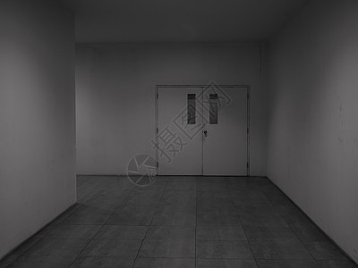 走廊尽头特写的医院门视图 在医院走廊的黑暗的恐吓钢门图片