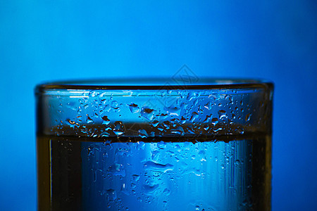 冷却的水在清澈的玻璃里贴上 充满了蒸汽背景图片