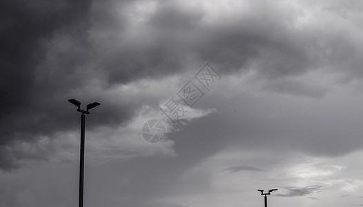 黑暗灰色的天空 雨前有大云天气环境风暴戏剧性危险雷雨风景蓝色多云气候图片