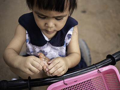 亚裔小女孩在夏令营骑自行车时 脚部受伤图片
