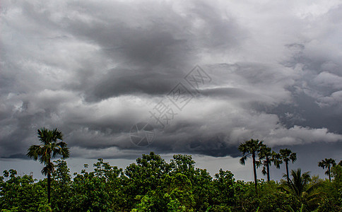 黑暗灰色的戏剧性天空 在晚上下雨前有大云天堂环境雷雨太阳场景气候危险橙子云景阳光图片