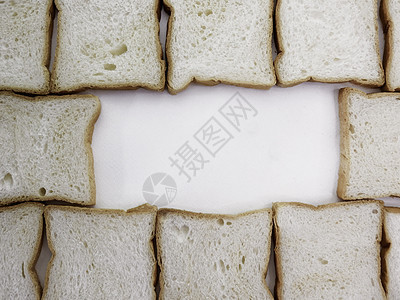 白色背景上堆积的碎纸面包面粉脆皮小麦棕色碳水小吃化合物饮食粮食早餐图片