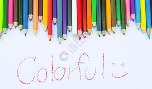 从彩色铅笔的背景用手在白纸上写五颜六色 教育框架概念黄色蜡笔创造力办公室补给品团体绿色彩虹木头绘画图片