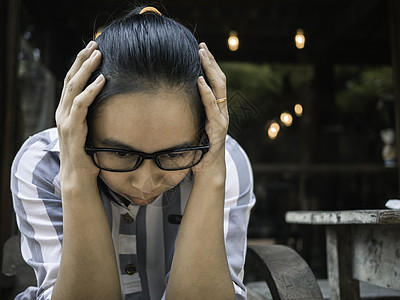 戴眼镜的亚洲青年妇女头痛 手放在头上 表情和健康上浮肿女性白色压力沮丧眼睛眼镜情绪化成人偏头痛商业图片