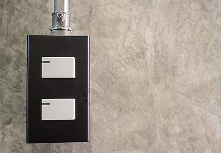 白灯开关打开或特写房间混凝土墙上的灯白色活力技术力量水泥灰色按钮塑料房子控制图片