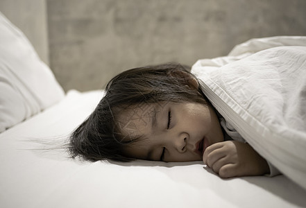 亚洲小女孩睡在床上舒服点 保健概念 健康概念 医疗概念图片