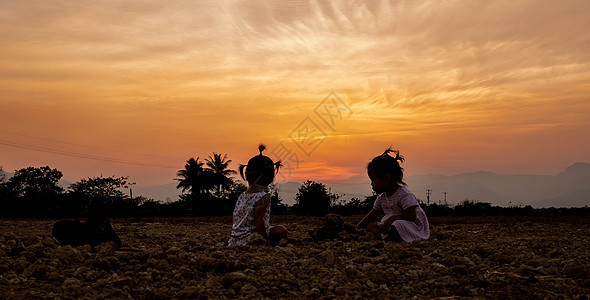 日落在稻田之上的景象 明亮的戏剧性天空和乡村风景中的黑暗地面多云草地地平线晴天美丽旅行阳光农村黄色橙子图片