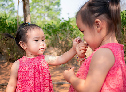 亚洲小孩在花园开始测试新鲜的毛莓球的味道 第一次吃饭 游戏就是向孩子们学习 玩耍可以让孩子学会父母女儿婴儿家庭快乐母亲儿子童年幸图片