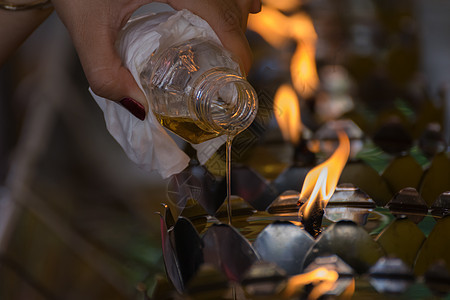 金属蜡烛灯寺庙灯笼蜡烛宗教佛教徒液体仪式文化金子火焰图片