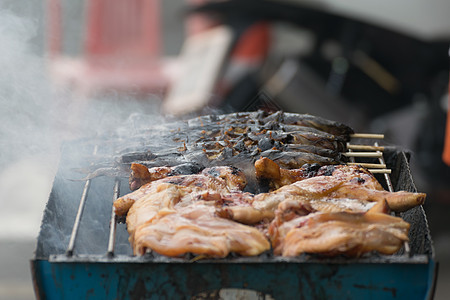 泰国街头食物 烤鱼和鸡肉图片