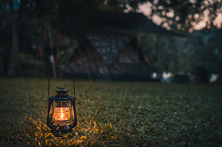 晚上露营时在草地上用旧灯笼图片