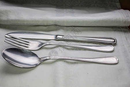 桌上的不锈银钢餐刀刀具反思金属勺子工具不锈钢图片