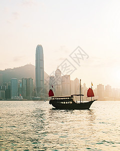 香港的天线上 有一条传统船从九龙看到运输城市旅游港口海洋观光旅行帆船地标天空图片