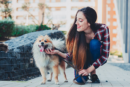 女人在街上摸她的狗情绪感情女士犬类动物女孩热情自由友谊女性图片