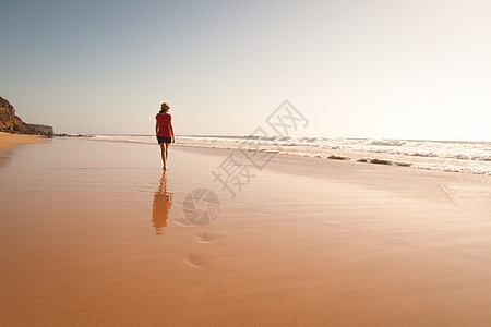 沙滩上独立女孩看着大海海洋女性魅力旅行海景美丽热带海滩天空成人图片