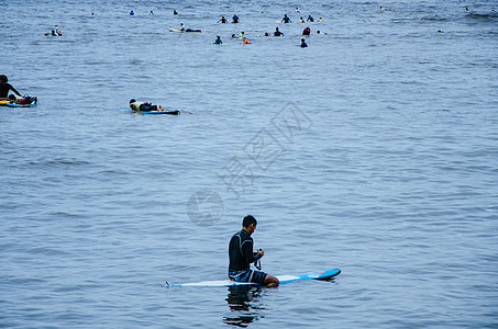 冲浪利马男人海滩海浪绿色蓝色冒险冲浪者男性冲浪板图片