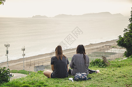 两个女孩在看大海图片