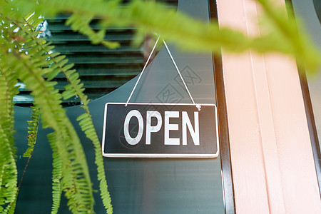 一个商业标志 上面写着咖啡馆或餐馆开放 挂在入口处的门上 古典色彩风格零售窗户公司街道酒吧玻璃店铺品牌咖啡店咖啡图片