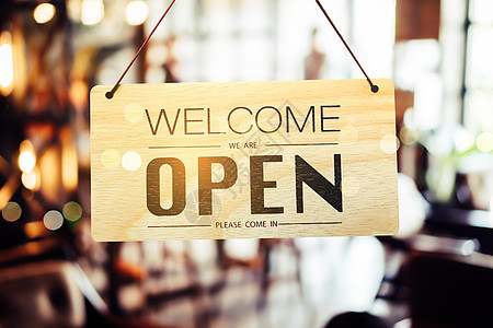 一个商业标志 上面写着咖啡馆或餐馆开放 在入口处挂在门上咖啡店窗户店铺公司入口广告玻璃艺术食物酒吧图片