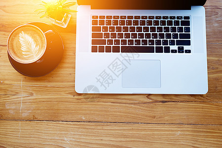 工作空间概念 工作场所的笔记本电脑视图 笔记本电脑放在木桌上 咖啡杯和您的 tex 的复制空间上网植物展示互联网桌子职场写作咖啡图片