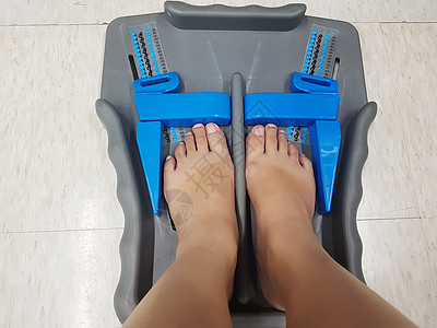 足部测量工具 - 顾客的脚在零售鞋店测量鞋号 以准确测量地板上的脚部尺寸 由塑料制成 功能简单图片