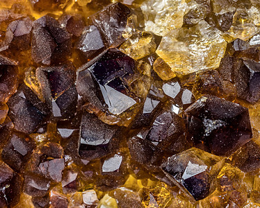 石英烟石英晶体的宏观摄影岩石石头宝石水晶晶洞矿业首饰珠宝矿物棱镜图片