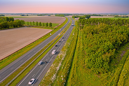 从A6高速公路A6空中起飞 靠近农村阿尔梅雷的Almere场景运输基础设施交通卡车场地车道工程汽车运动图片