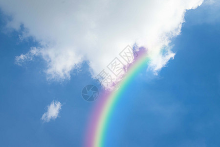 蓝色天空和白色彩虹的云朵自由季节云景日光天气场景臭氧气氛墙纸环境图片