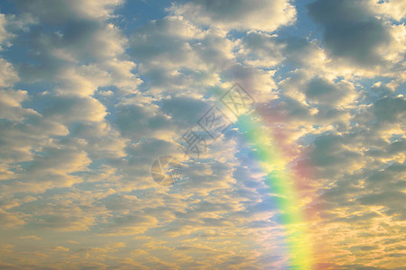 红色天空和白云彩虹的云朵气象季节晴天臭氧自由天堂天气阳光环境日光图片