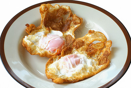 盘子里有泰国式的脆煎鸡蛋图片