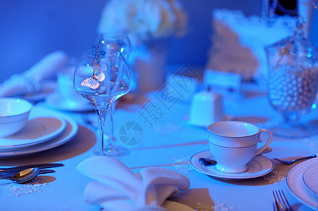 活动晚会或婚礼招待会的表格接待环境桌子陶器菜肴银器服务卡片紫色宴会图片