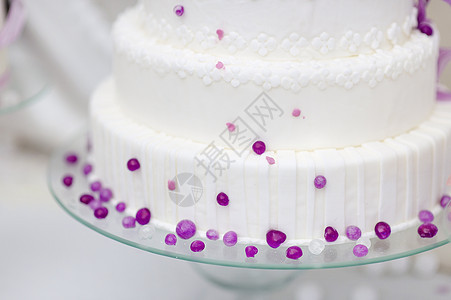 白婚礼蛋糕 装饰着紫色泡泡泡婚礼环境面包奶油婚姻蛋糕接待糖果气泡派对图片