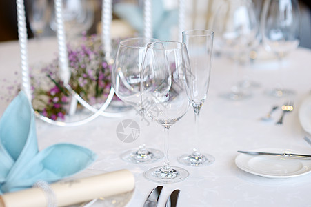 事件方的表格设置玻璃服务派对餐巾蓝色奢华银器午餐菜肴桌布图片