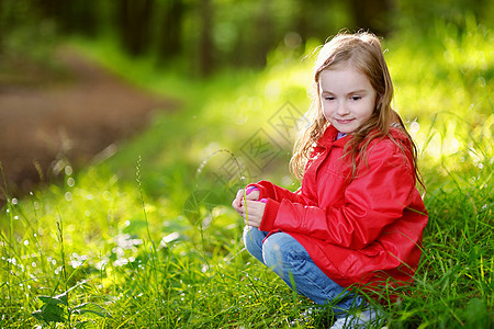 秋天玩得开心的可爱小女孩季节孩子森林压痛婴儿雨衣童年快乐公园女儿图片