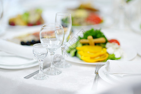 为事件设置的表格蔬菜接待陶器菜肴餐饮餐厅食物午餐玻璃桌子图片